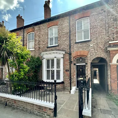 Guildhall Garden Apartment *
